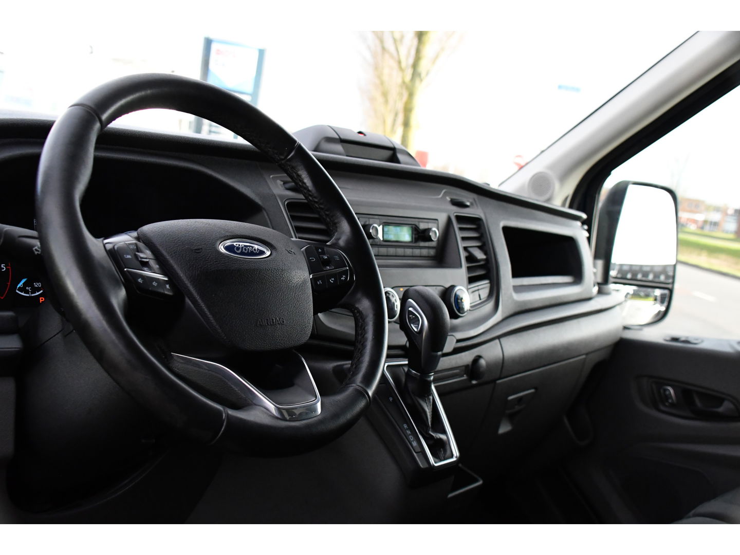 Ford Transit 350 2.0 TDCI L2H2 PB Edition Cruise, Sensoren, 130pk, Automaat, Trekhaak, Airco, Radio, Uniek!