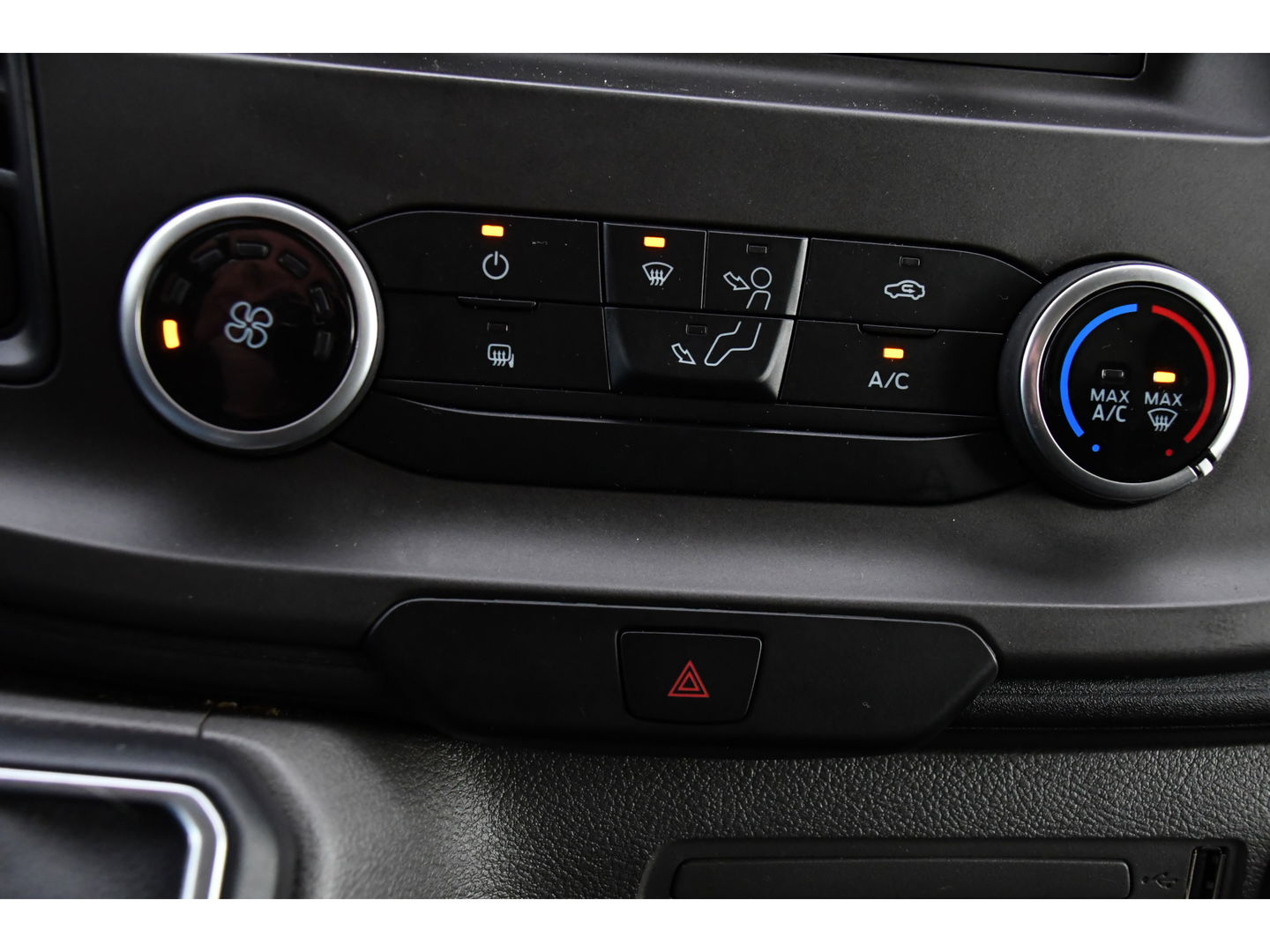 Ford Transit 350 2.0 TDCI L2H2 PB Edition Cruise, Sensoren, 130pk, Automaat, Trekhaak, Airco, Radio, Uniek!