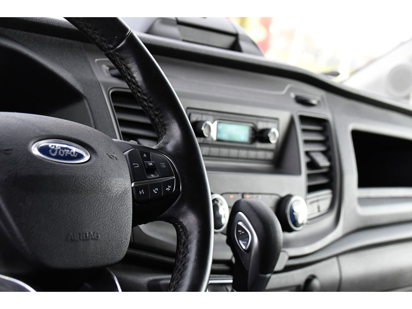 Ford Transit 350 2.0 TDCI L2H2 PB Edition Cruise, Sensoren, 130pk, Automaat, Trekhaak, Airco, Radio, Uniek!