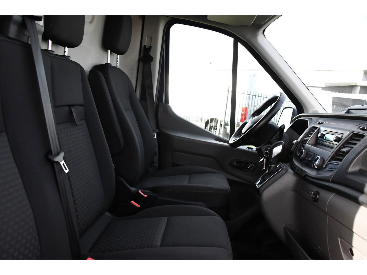 Ford Transit 350 2.0 TDCI L2H2 PB Edition Cruise, Sensoren, 130pk, Automaat, Trekhaak, Airco, Radio, Uniek!