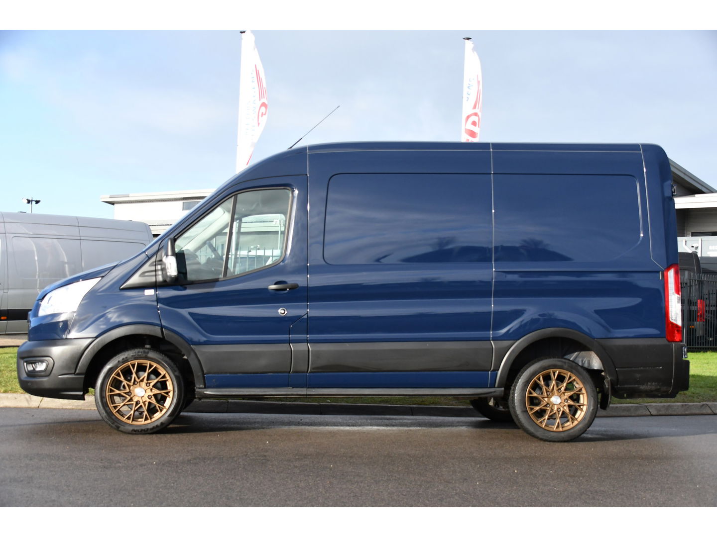 Ford Transit 350 2.0 TDCI L2H2 PB Edition Cruise, Sensoren, 130pk, Automaat, Trekhaak, Airco, Radio, Uniek!