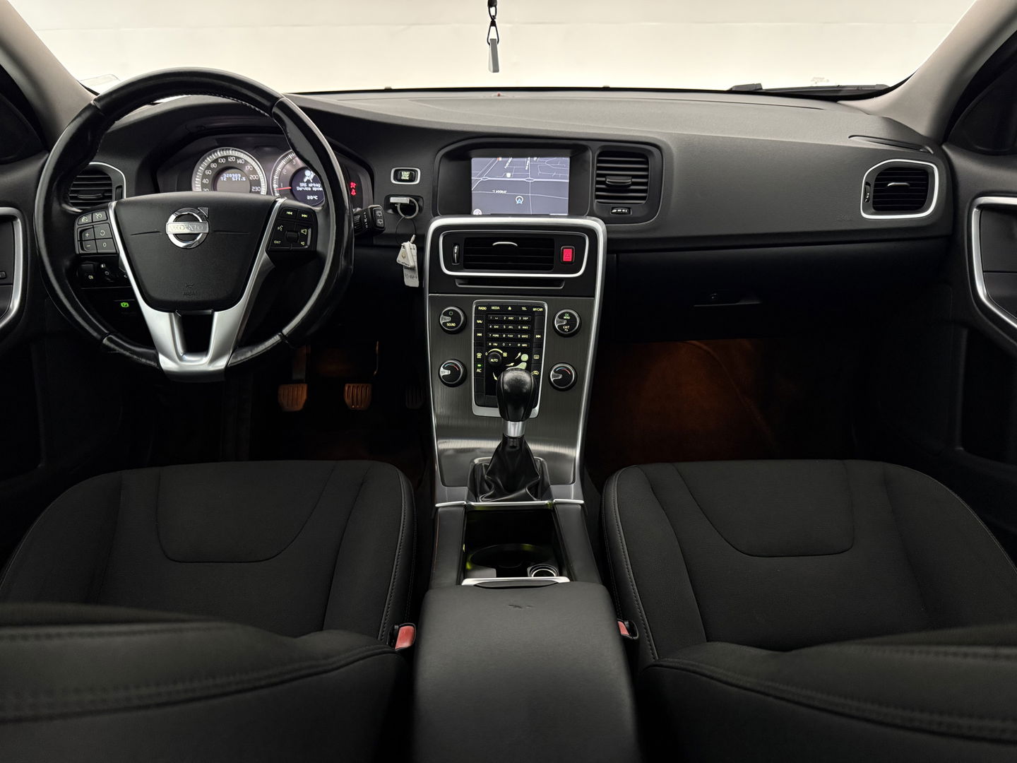 Volvo V60 1.6 T3 Momentum NIEUWE APK | Cruise | Navigatie | Parkeersens | Clima | NAP