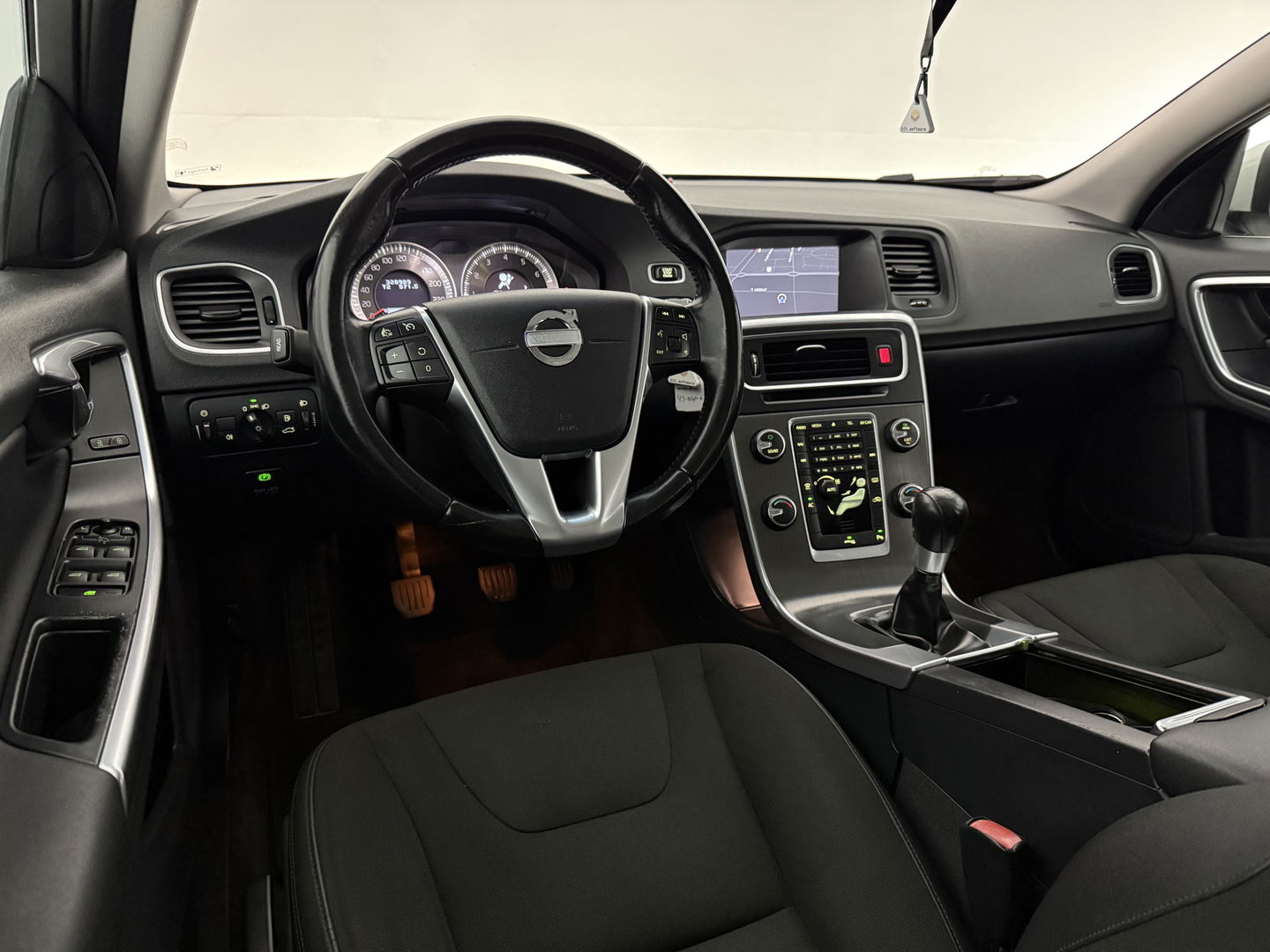 Volvo V60 1.6 T3 Momentum NIEUWE APK | Cruise | Navigatie | Parkeersens | Clima | NAP