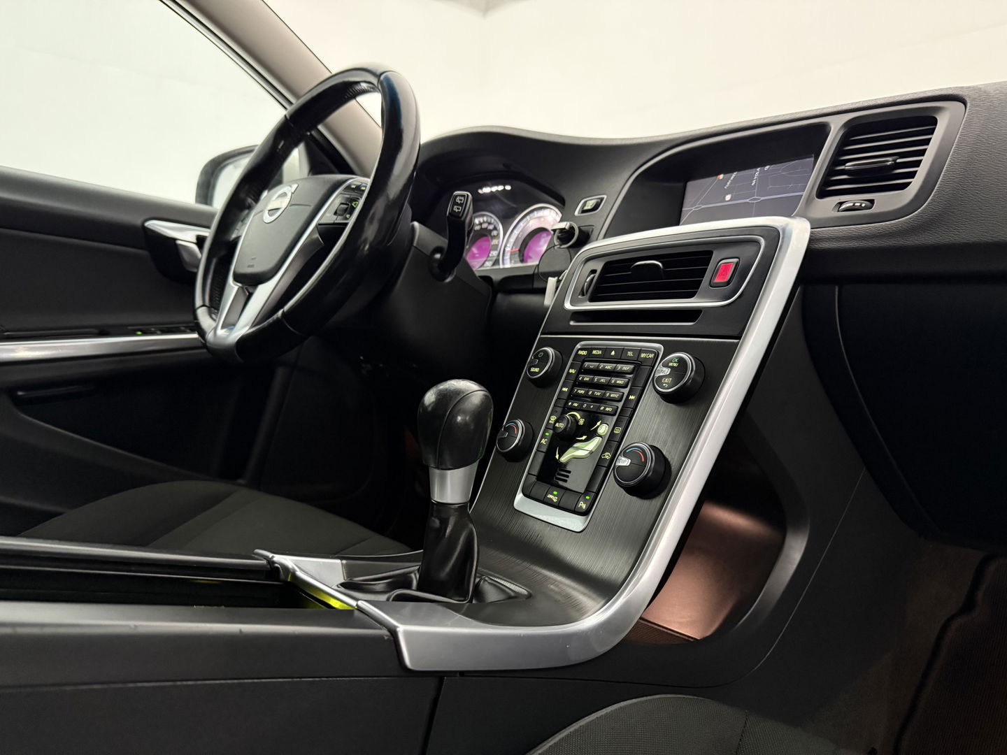 Volvo V60 1.6 T3 Momentum NIEUWE APK | Cruise | Navigatie | Parkeersens | Clima | NAP