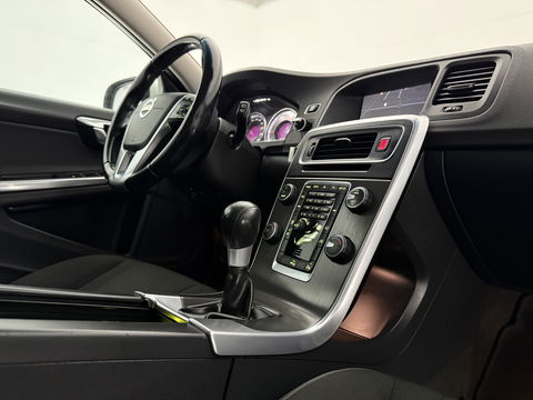 Volvo V60 1.6 T3 Momentum NIEUWE APK | Cruise | Navigatie | Parkeersens | Clima | NAP