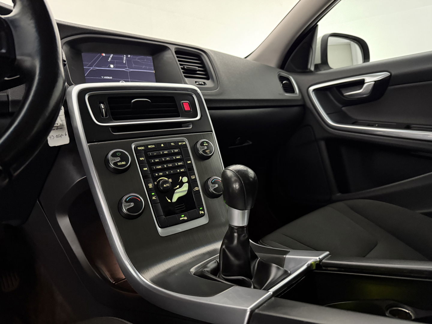 Volvo V60 1.6 T3 Momentum NIEUWE APK | Cruise | Navigatie | Parkeersens | Clima | NAP