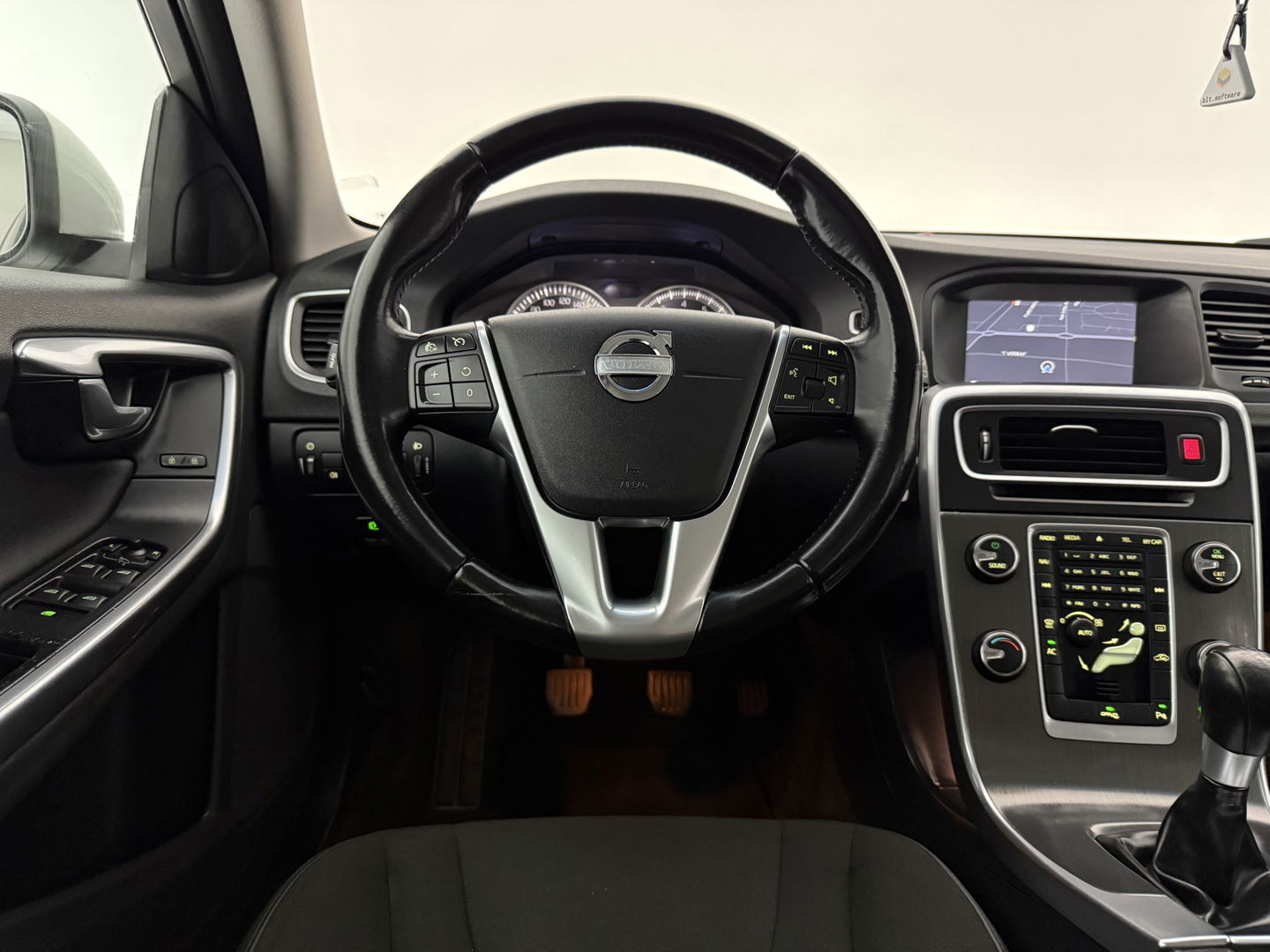 Volvo V60 1.6 T3 Momentum NIEUWE APK | Cruise | Navigatie | Parkeersens | Clima | NAP