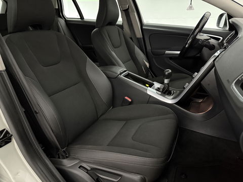 Volvo V60 1.6 T3 Momentum NIEUWE APK | Cruise | Navigatie | Parkeersens | Clima | NAP