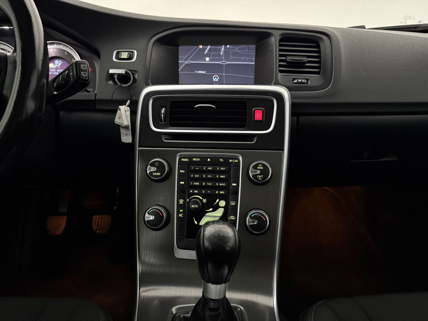 Volvo V60 1.6 T3 Momentum NIEUWE APK | Cruise | Navigatie | Parkeersens | Clima | NAP