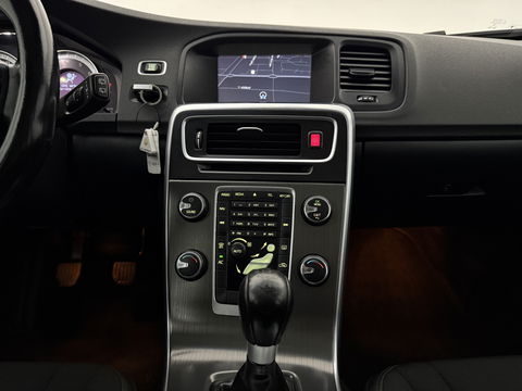 Volvo V60 1.6 T3 Momentum NIEUWE APK | Cruise | Navigatie | Parkeersens | Clima | NAP