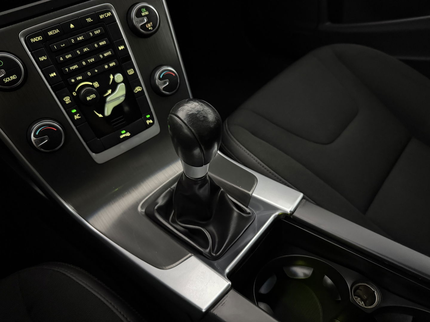 Volvo V60 1.6 T3 Momentum NIEUWE APK | Cruise | Navigatie | Parkeersens | Clima | NAP