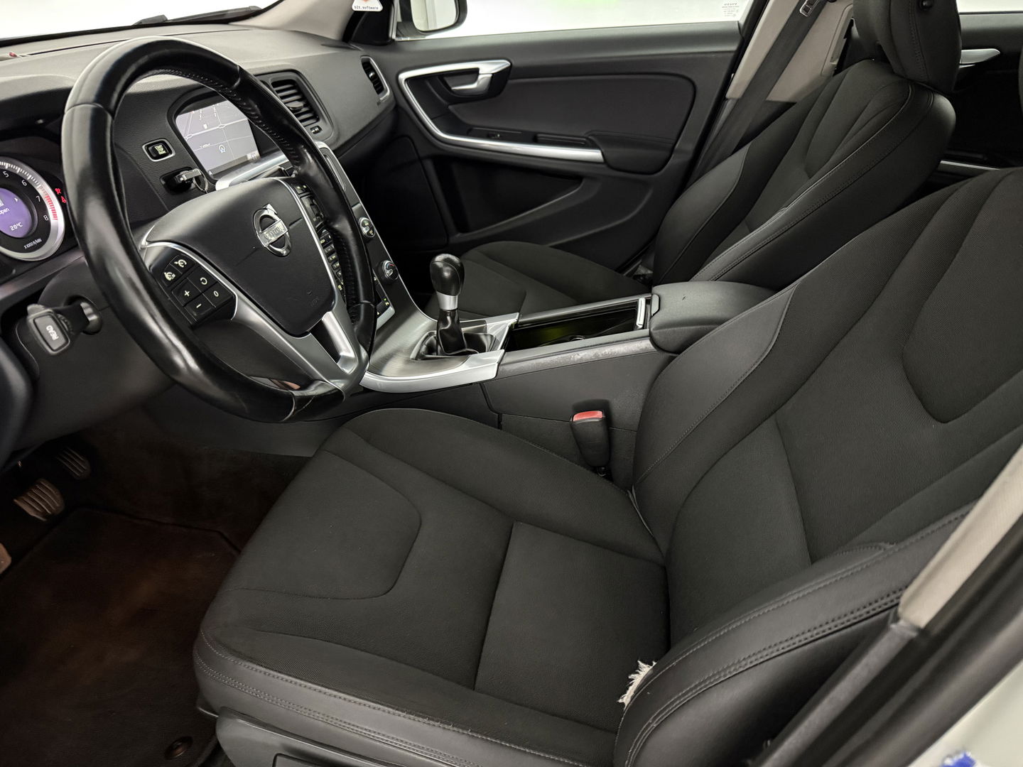 Volvo V60 1.6 T3 Momentum NIEUWE APK | Cruise | Navigatie | Parkeersens | Clima | NAP