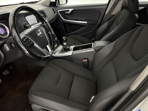 Volvo V60 1.6 T3 Momentum NIEUWE APK | Cruise | Navigatie | Parkeersens | Clima | NAP