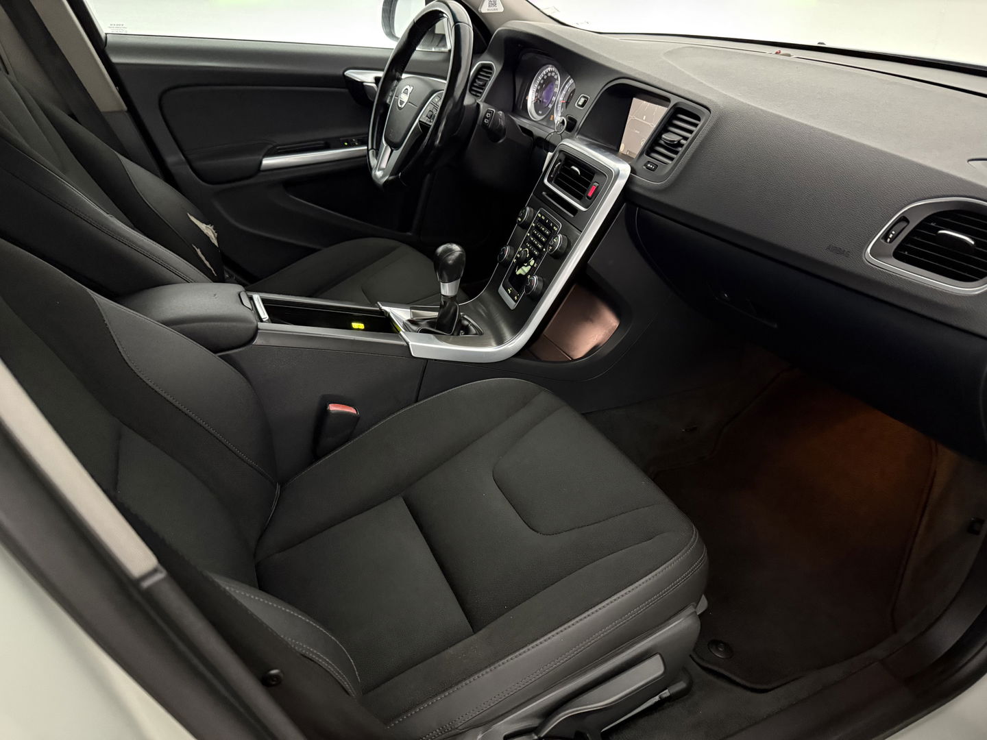 Volvo V60 1.6 T3 Momentum NIEUWE APK | Cruise | Navigatie | Parkeersens | Clima | NAP