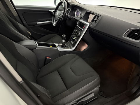 Volvo V60 1.6 T3 Momentum NIEUWE APK | Cruise | Navigatie | Parkeersens | Clima | NAP