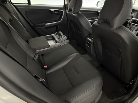 Volvo V60 1.6 T3 Momentum NIEUWE APK | Cruise | Navigatie | Parkeersens | Clima | NAP