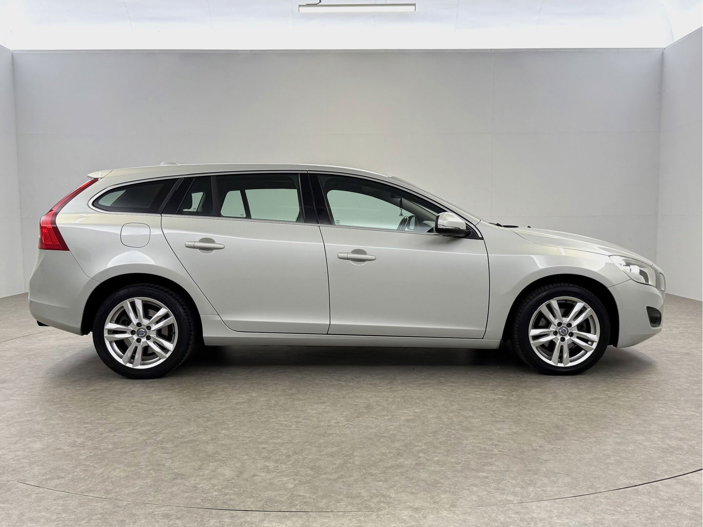 Volvo V60 1.6 T3 Momentum NIEUWE APK | Cruise | Navigatie | Parkeersens | Clima | NAP