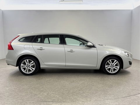Volvo V60 1.6 T3 Momentum NIEUWE APK | Cruise | Navigatie | Parkeersens | Clima | NAP