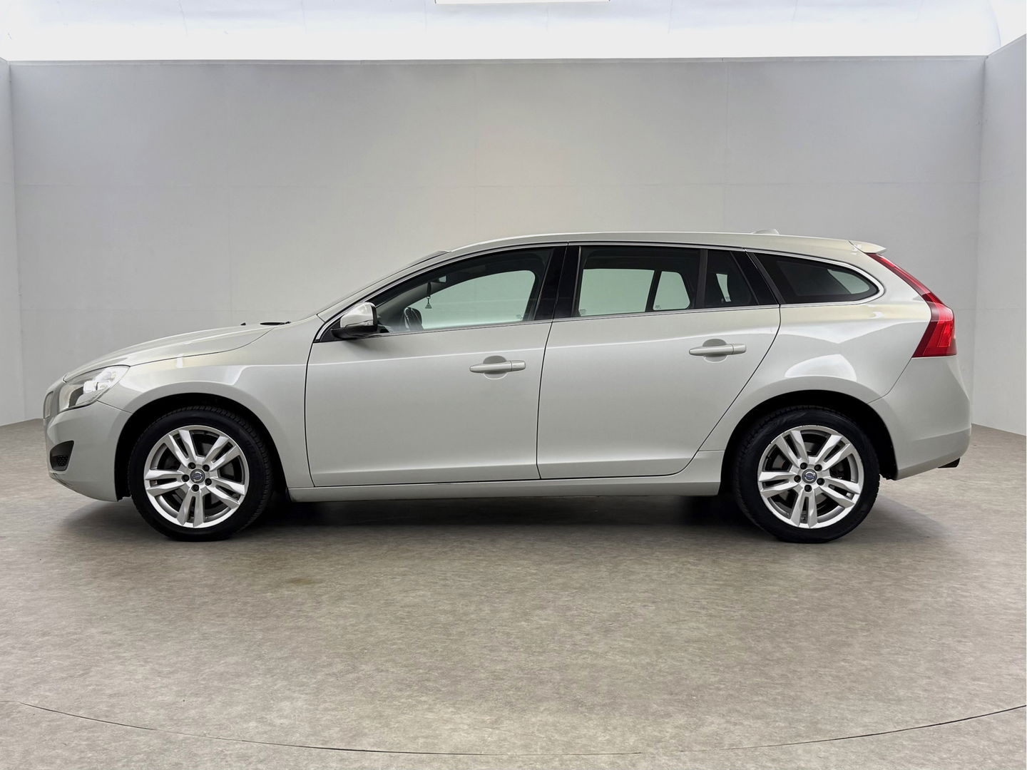 Volvo V60 1.6 T3 Momentum NIEUWE APK | Cruise | Navigatie | Parkeersens | Clima | NAP