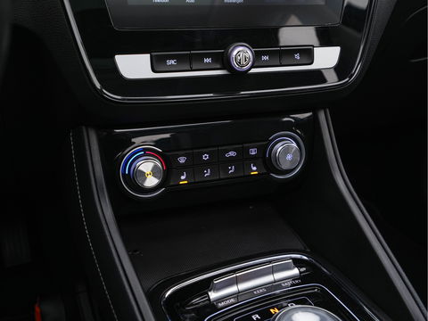 MG ZS EV Luxury 45 kWh (INCL-BTW) Aut. *PANO | LEATHER | CCS-FASTLOADER | KEYLESS | NAVI-FULLMAP | ADAPTIVE-CRUISE | CAMERA | HEATED-SPORTSEATS | CARPLAY | BLINDSPOT | DAB | LANE-ASSIST | 17''ALU*