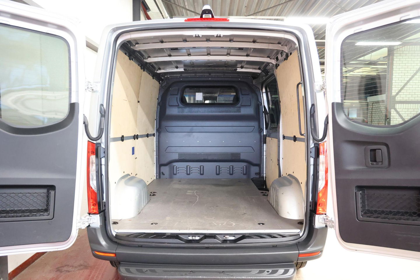 Mercedes-Benz Sprinter 317 1.9 CDI L1H1 170PK 2000KG TREKVERMOGEN