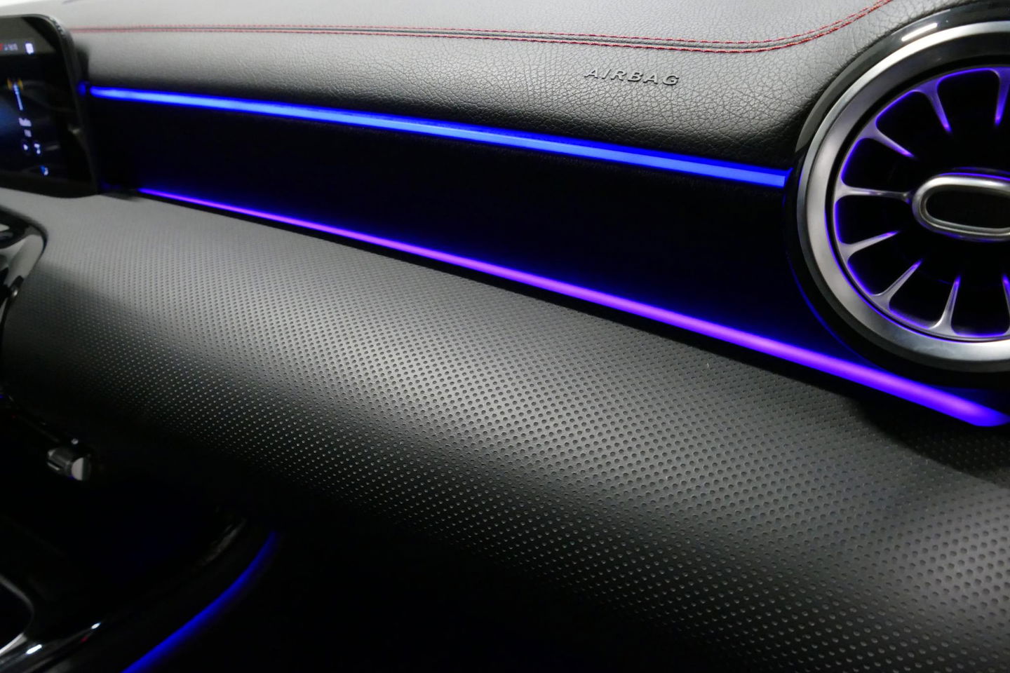 Mercedes-Benz CLA 220 AMG Line / CLA45 AMG Diffuser / Panamericana Grille / Panoramadak / Sfeerverlichting / Stoelverwarming / LED High Performance / 19'' LMV / Augmented Reality Video / Navigatie / Widescreen / Lane Assist