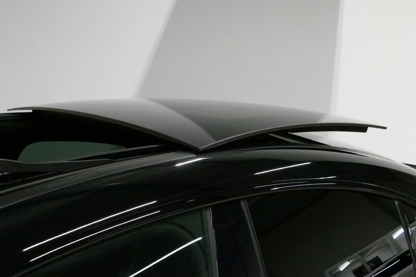 Mercedes-Benz CLA 220 AMG Line / CLA45 AMG Diffuser / Panamericana Grille / Panoramadak / Sfeerverlichting / Stoelverwarming / LED High Performance / 19'' LMV / Augmented Reality Video / Navigatie / Widescreen / Lane Assist