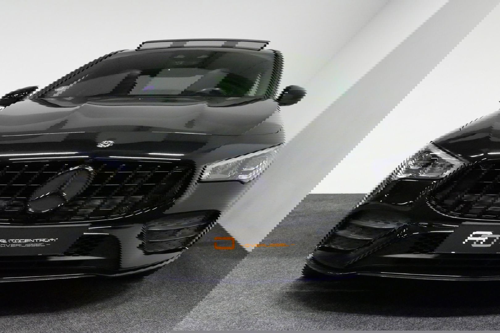 Mercedes-Benz CLA 220 AMG Line / CLA45 AMG Diffuser / Panamericana Grille / Panoramadak / Sfeerverlichting / Stoelverwarming / LED High Performance / 19'' LMV / Augmented Reality Video / Navigatie / Widescreen / Lane Assist