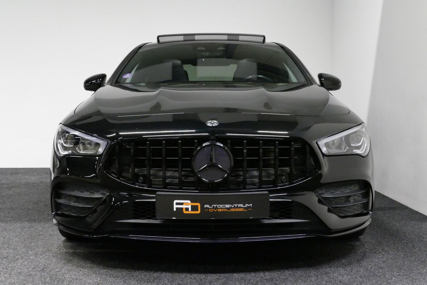 Mercedes-Benz CLA 220 AMG Line / CLA45 AMG Diffuser / Panamericana Grille / Panoramadak / Sfeerverlichting / Stoelverwarming / LED High Performance / 19'' LMV / Augmented Reality Video / Navigatie / Widescreen / Lane Assist