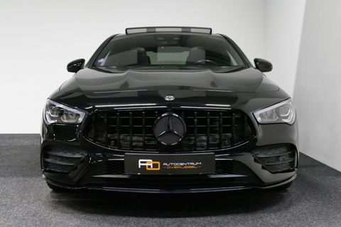 Mercedes-Benz CLA 220 AMG Line / CLA45 AMG Diffuser / Panamericana Grille / Panoramadak / Sfeerverlichting / Stoelverwarming / LED High Performance / 19'' LMV / Augmented Reality Video / Navigatie / Widescreen / Lane Assist