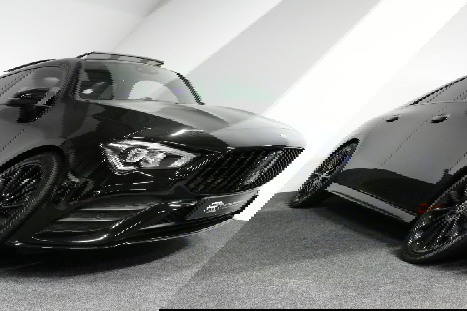 Mercedes-Benz CLA 220 AMG Line / CLA45 AMG Diffuser / Panamericana Grille / Panoramadak / Sfeerverlichting / Stoelverwarming / LED High Performance / 19'' LMV / Augmented Reality Video / Navigatie / Widescreen / Lane Assist