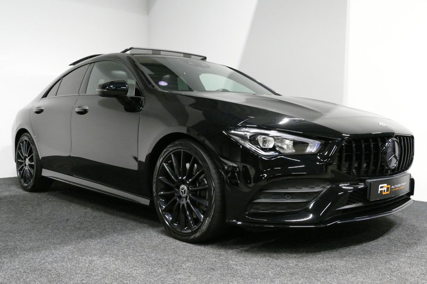 Mercedes-Benz CLA 220 AMG Line / CLA45 AMG Diffuser / Panamericana Grille / Panoramadak / Sfeerverlichting / Stoelverwarming / LED High Performance / 19'' LMV / Augmented Reality Video / Navigatie / Widescreen / Lane Assist