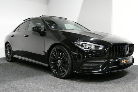 Mercedes-Benz CLA 220 AMG Line / CLA45 AMG Diffuser / Panamericana Grille / Panoramadak / Sfeerverlichting / Stoelverwarming / LED High Performance / 19'' LMV / Augmented Reality Video / Navigatie / Widescreen / Lane Assist