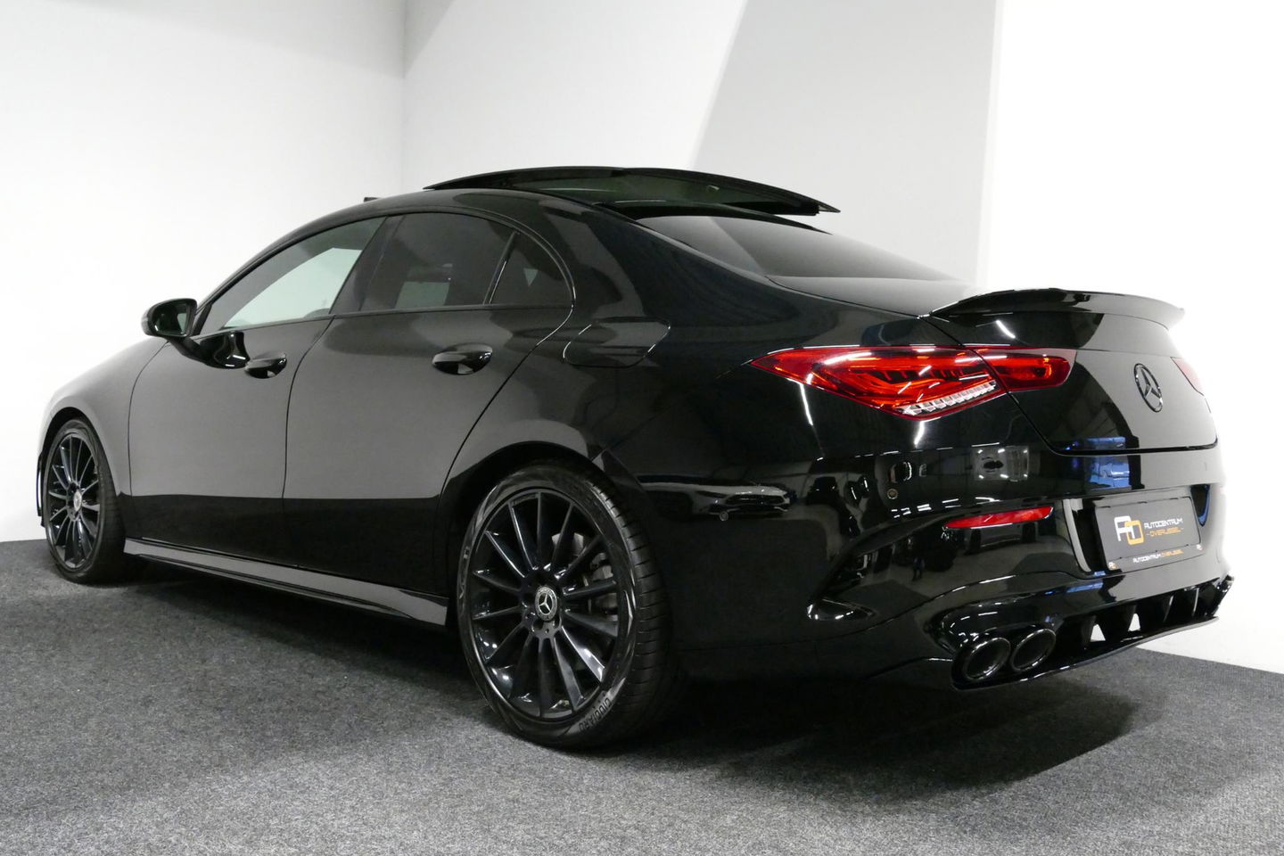 Mercedes-Benz CLA 220 AMG Line / CLA45 AMG Diffuser / Panamericana Grille / Panoramadak / Sfeerverlichting / Stoelverwarming / LED High Performance / 19'' LMV / Augmented Reality Video / Navigatie / Widescreen / Lane Assist