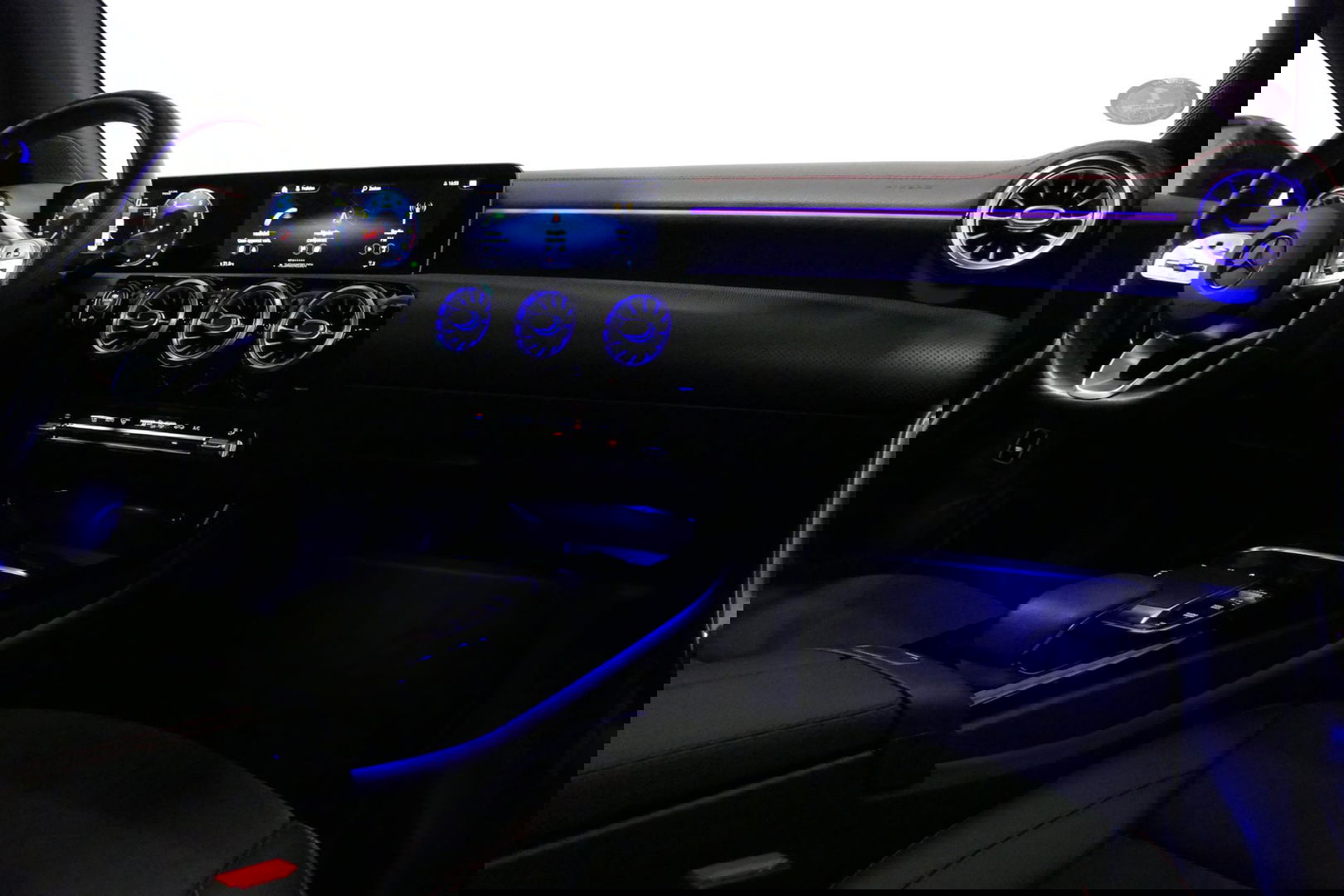 Mercedes-Benz CLA 220 AMG Line / CLA45 AMG Diffuser / Panamericana Grille / Panoramadak / Sfeerverlichting / Stoelverwarming / LED High Performance / 19'' LMV / Augmented Reality Video / Navigatie / Widescreen / Lane Assist