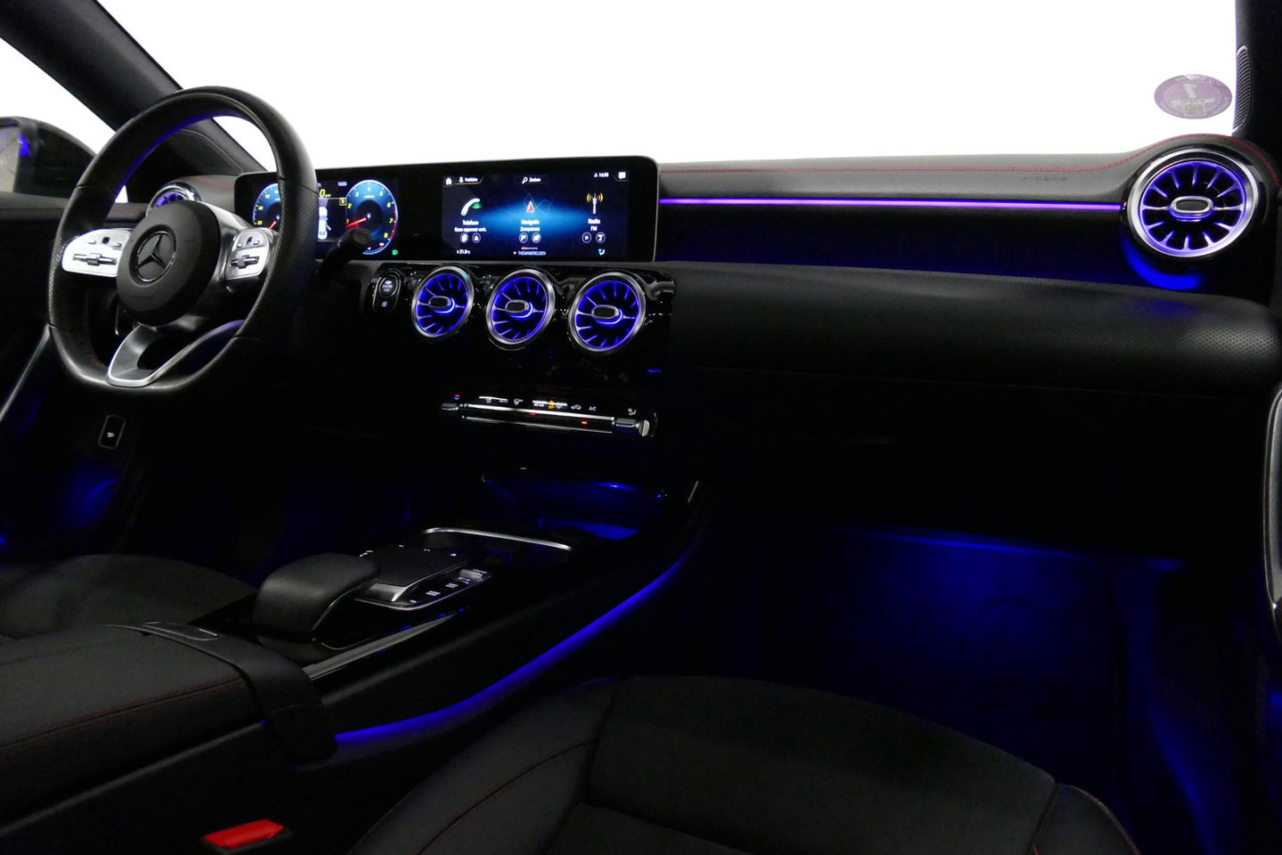 Mercedes-Benz CLA 220 AMG Line / CLA45 AMG Diffuser / Panamericana Grille / Panoramadak / Sfeerverlichting / Stoelverwarming / LED High Performance / 19'' LMV / Augmented Reality Video / Navigatie / Widescreen / Lane Assist