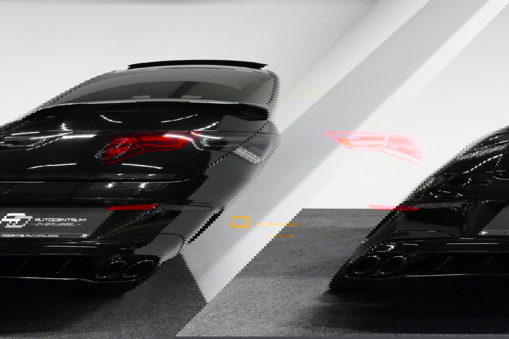 Mercedes-Benz CLA 220 AMG Line / CLA45 AMG Diffuser / Panamericana Grille / Panoramadak / Sfeerverlichting / Stoelverwarming / LED High Performance / 19'' LMV / Augmented Reality Video / Navigatie / Widescreen / Lane Assist