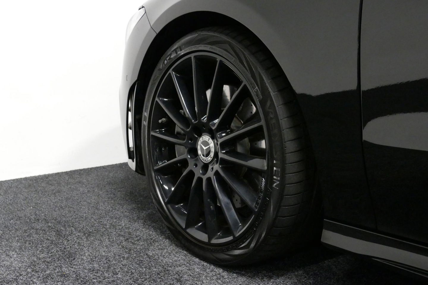 Mercedes-Benz CLA 220 AMG Line / CLA45 AMG Diffuser / Panamericana Grille / Panoramadak / Sfeerverlichting / Stoelverwarming / LED High Performance / 19'' LMV / Augmented Reality Video / Navigatie / Widescreen / Lane Assist