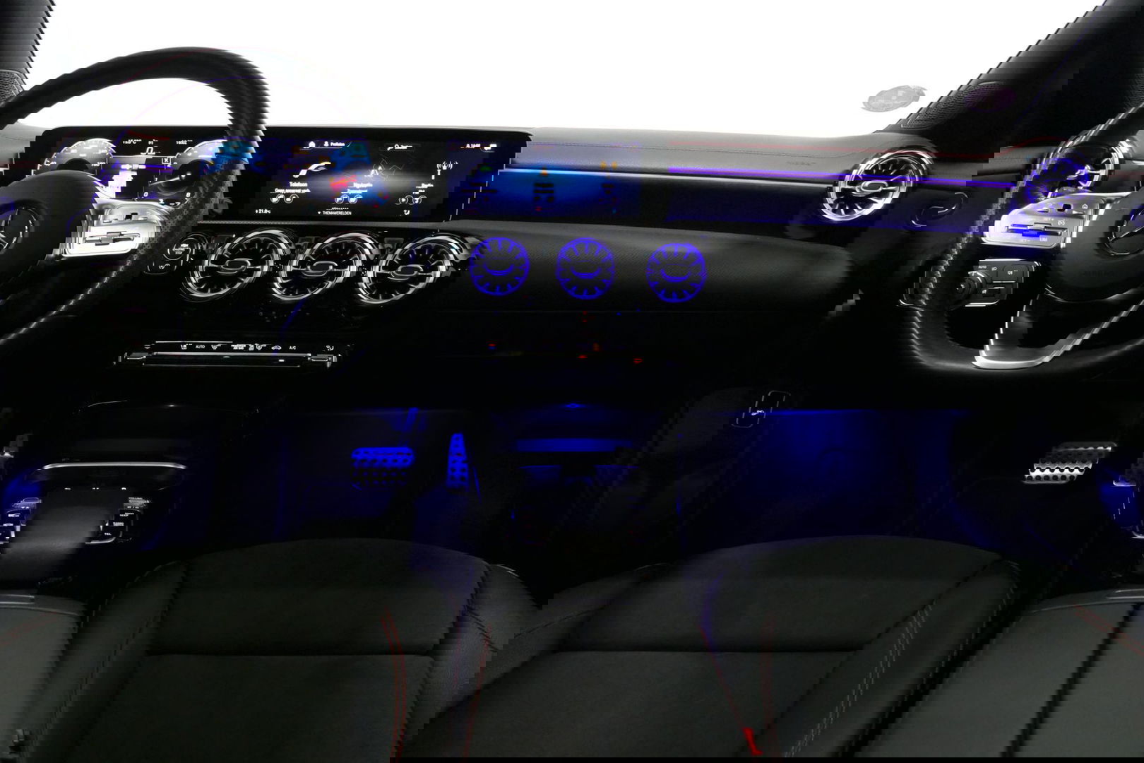 Mercedes-Benz CLA 220 AMG Line / CLA45 AMG Diffuser / Panamericana Grille / Panoramadak / Sfeerverlichting / Stoelverwarming / LED High Performance / 19'' LMV / Augmented Reality Video / Navigatie / Widescreen / Lane Assist