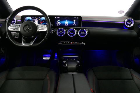 Mercedes-Benz CLA 220 AMG Line / CLA45 AMG Diffuser / Panamericana Grille / Panoramadak / Sfeerverlichting / Stoelverwarming / LED High Performance / 19'' LMV / Augmented Reality Video / Navigatie / Widescreen / Lane Assist