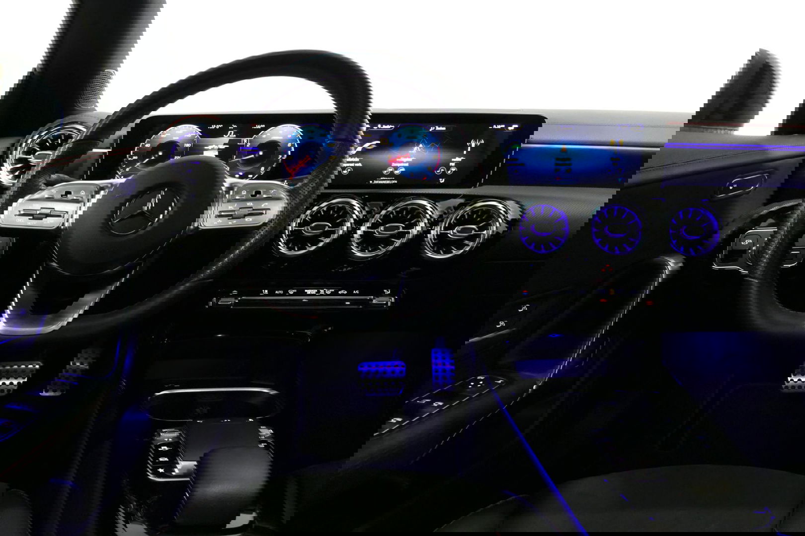 Mercedes-Benz CLA 220 AMG Line / CLA45 AMG Diffuser / Panamericana Grille / Panoramadak / Sfeerverlichting / Stoelverwarming / LED High Performance / 19'' LMV / Augmented Reality Video / Navigatie / Widescreen / Lane Assist