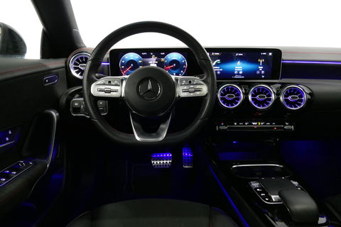 Mercedes-Benz CLA 220 AMG Line / CLA45 AMG Diffuser / Panamericana Grille / Panoramadak / Sfeerverlichting / Stoelverwarming / LED High Performance / 19'' LMV / Augmented Reality Video / Navigatie / Widescreen / Lane Assist