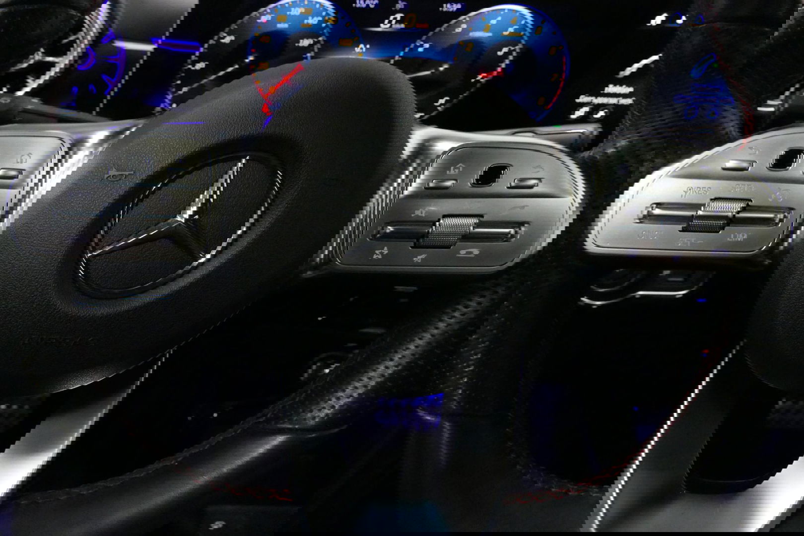 Mercedes-Benz CLA 220 AMG Line / CLA45 AMG Diffuser / Panamericana Grille / Panoramadak / Sfeerverlichting / Stoelverwarming / LED High Performance / 19'' LMV / Augmented Reality Video / Navigatie / Widescreen / Lane Assist