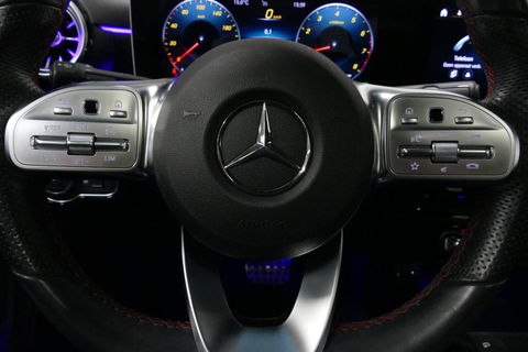Mercedes-Benz CLA 220 AMG Line / CLA45 AMG Diffuser / Panamericana Grille / Panoramadak / Sfeerverlichting / Stoelverwarming / LED High Performance / 19'' LMV / Augmented Reality Video / Navigatie / Widescreen / Lane Assist