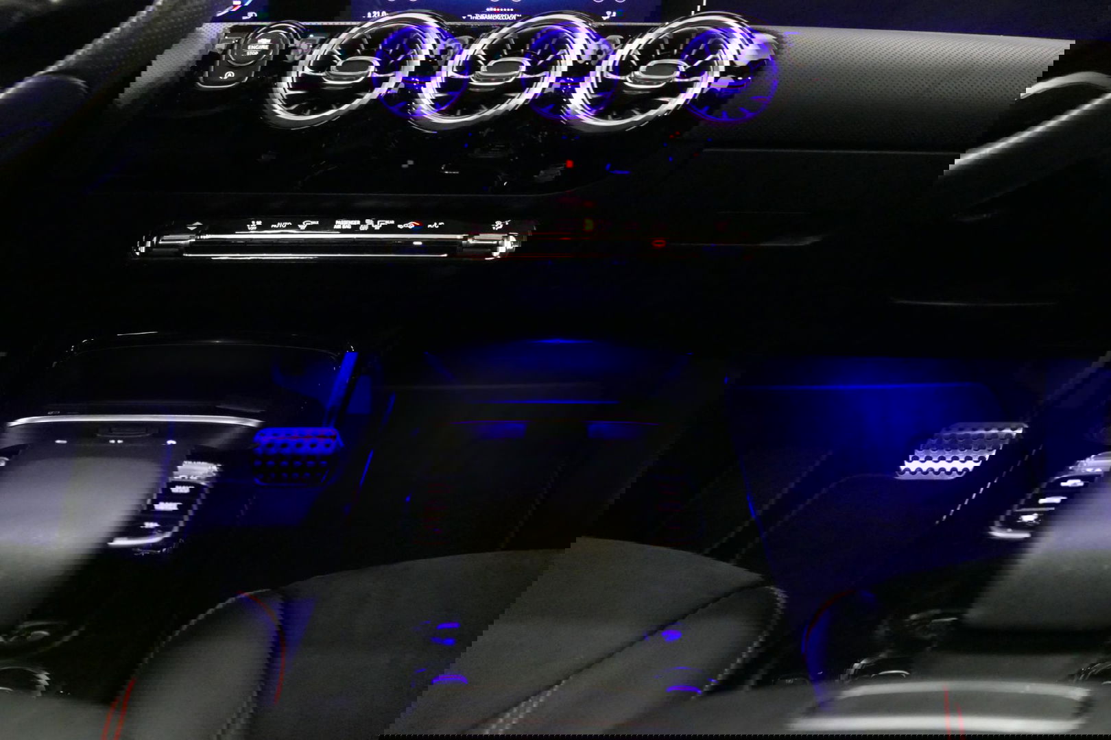 Mercedes-Benz CLA 220 AMG Line / CLA45 AMG Diffuser / Panamericana Grille / Panoramadak / Sfeerverlichting / Stoelverwarming / LED High Performance / 19'' LMV / Augmented Reality Video / Navigatie / Widescreen / Lane Assist