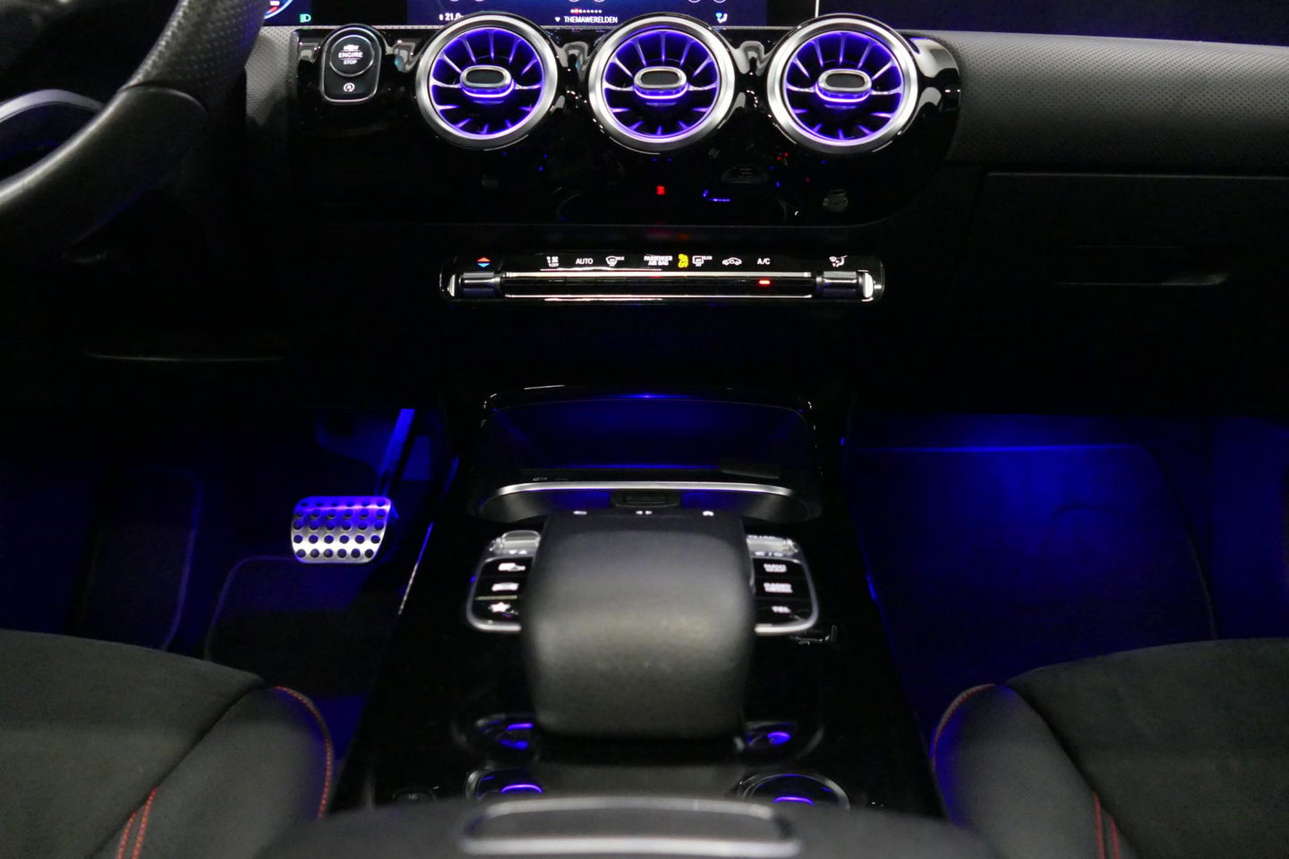 Mercedes-Benz CLA 220 AMG Line / CLA45 AMG Diffuser / Panamericana Grille / Panoramadak / Sfeerverlichting / Stoelverwarming / LED High Performance / 19'' LMV / Augmented Reality Video / Navigatie / Widescreen / Lane Assist