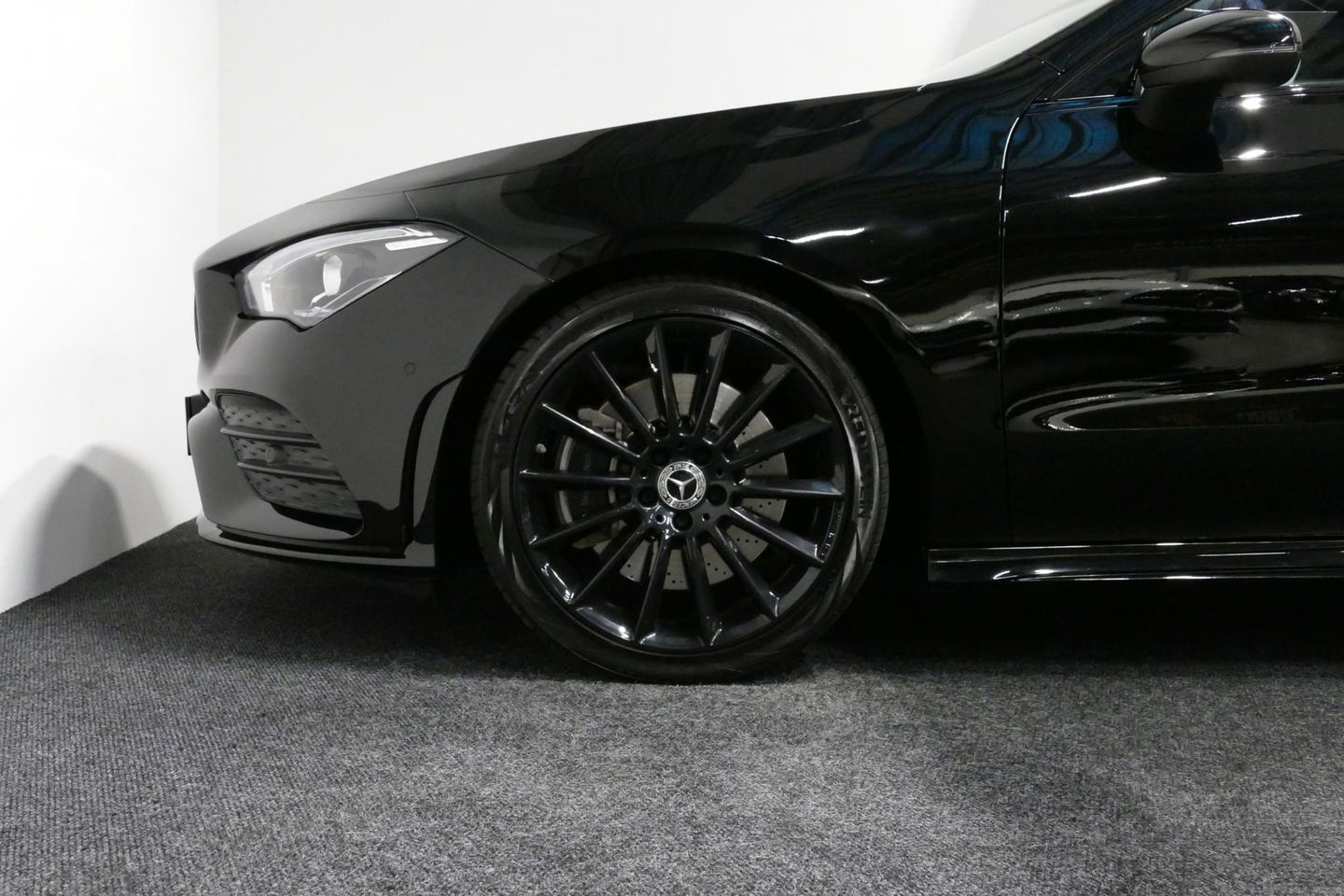 Mercedes-Benz CLA 220 AMG Line / CLA45 AMG Diffuser / Panamericana Grille / Panoramadak / Sfeerverlichting / Stoelverwarming / LED High Performance / 19'' LMV / Augmented Reality Video / Navigatie / Widescreen / Lane Assist