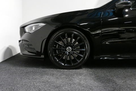Mercedes-Benz CLA 220 AMG Line / CLA45 AMG Diffuser / Panamericana Grille / Panoramadak / Sfeerverlichting / Stoelverwarming / LED High Performance / 19'' LMV / Augmented Reality Video / Navigatie / Widescreen / Lane Assist