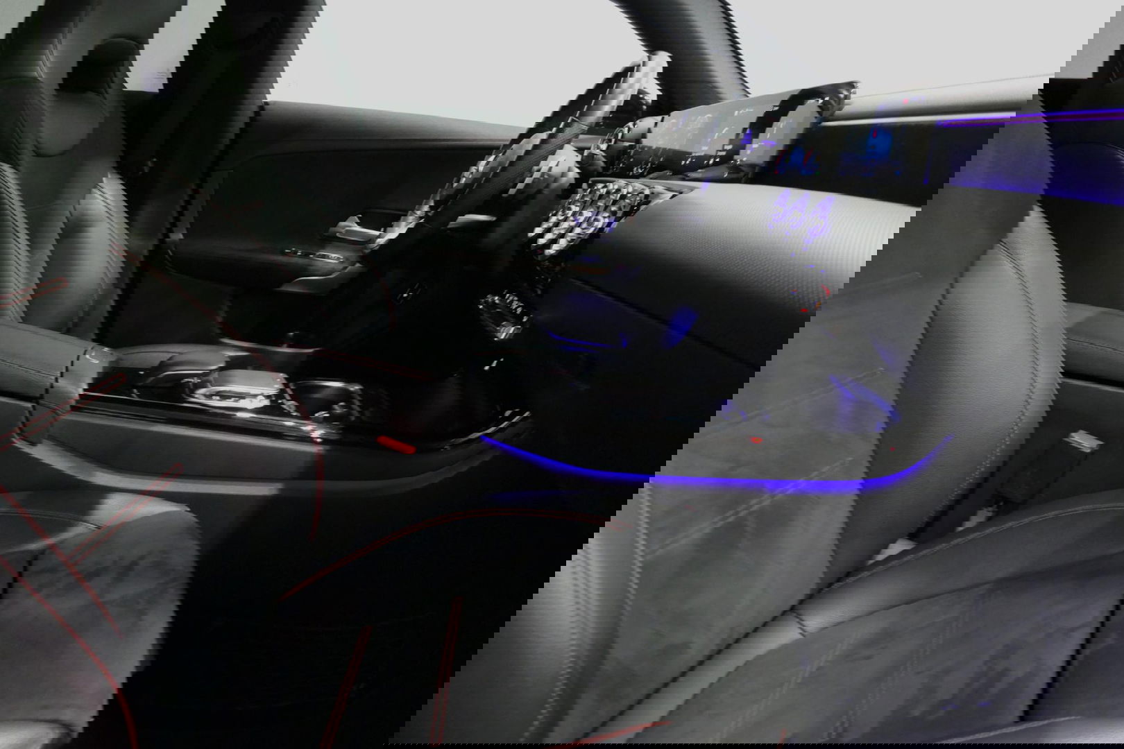 Mercedes-Benz CLA 220 AMG Line / CLA45 AMG Diffuser / Panamericana Grille / Panoramadak / Sfeerverlichting / Stoelverwarming / LED High Performance / 19'' LMV / Augmented Reality Video / Navigatie / Widescreen / Lane Assist