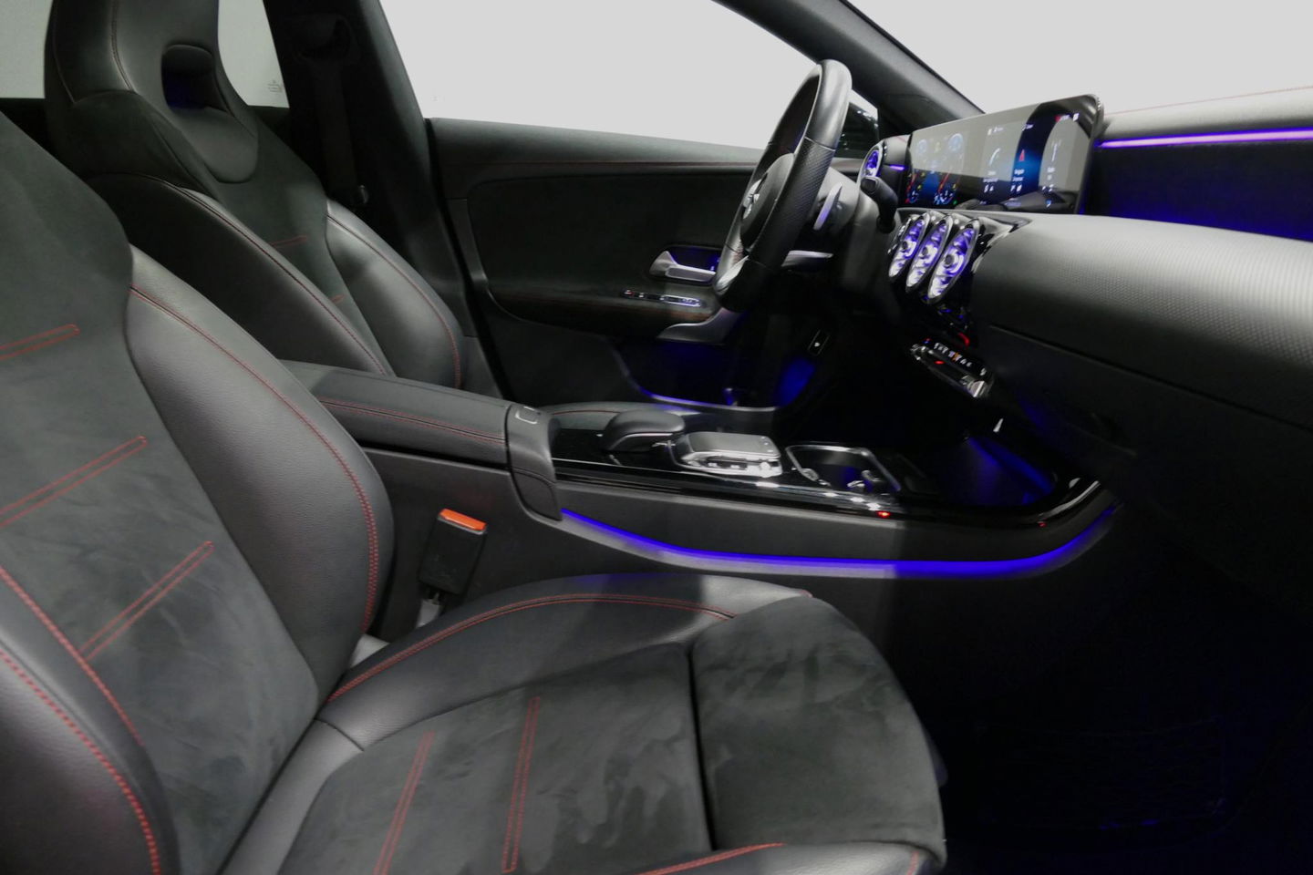 Mercedes-Benz CLA 220 AMG Line / CLA45 AMG Diffuser / Panamericana Grille / Panoramadak / Sfeerverlichting / Stoelverwarming / LED High Performance / 19'' LMV / Augmented Reality Video / Navigatie / Widescreen / Lane Assist